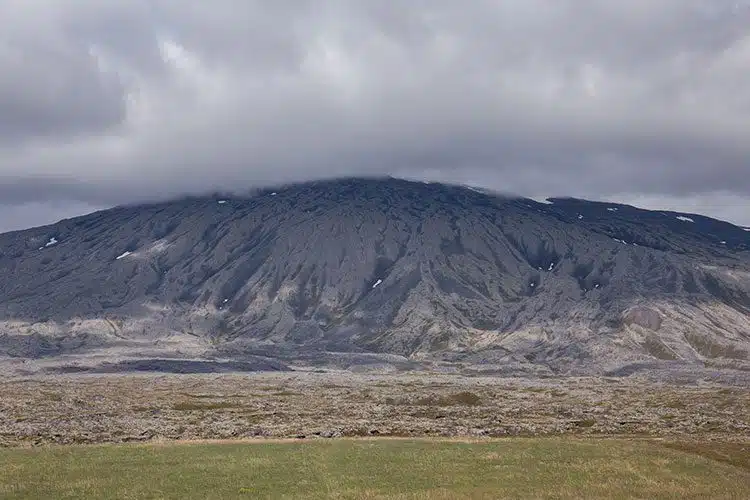 Der Gletscher Snæfellsjökull versteckt sich hinter einer dicken Wolke Der Gletscher Snæfellsjökull versteckt sich hinter einer dicken Wolke