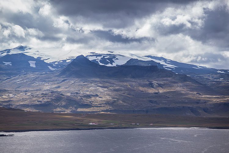 Der Gletscher Snæfellsjökull zeigt sich mit Sicht von Norden aus.