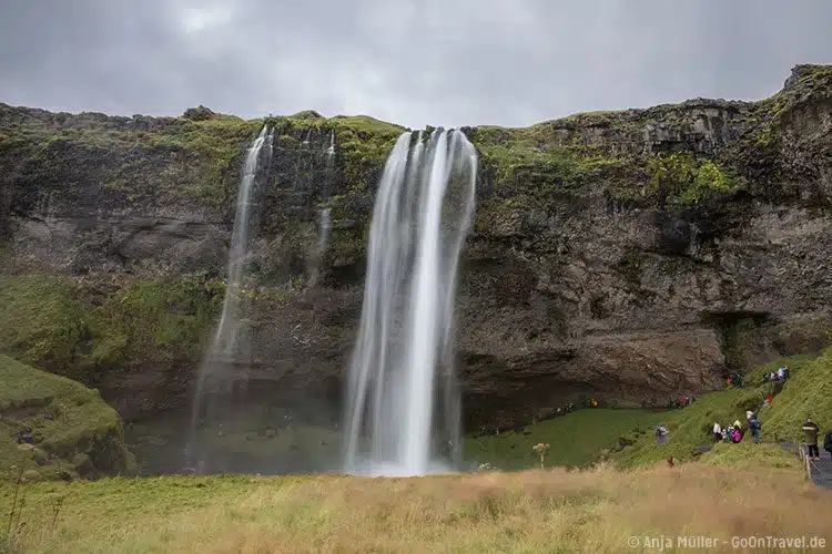 Der Seljalandfoss (Wasserfall) im Süden von Island Der Seljalandfoss (Wasserfall) im Süden von Island