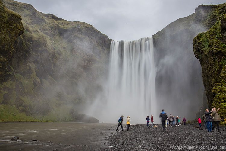 Der Skógafoss (Wasserfall) im Süden von Island