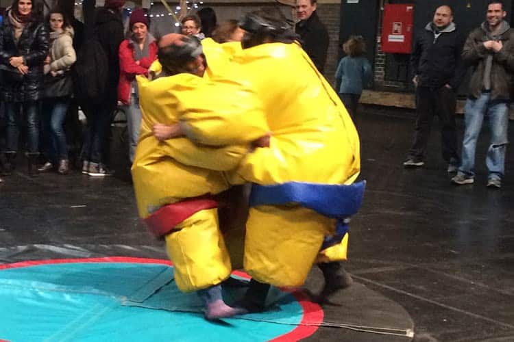 Auch Sumo-Ringen gehört auf einen japanischen Weihnachtsmark! Auch Sumo-Ringen gehört auf einen japanischen Weihnachtsmark!