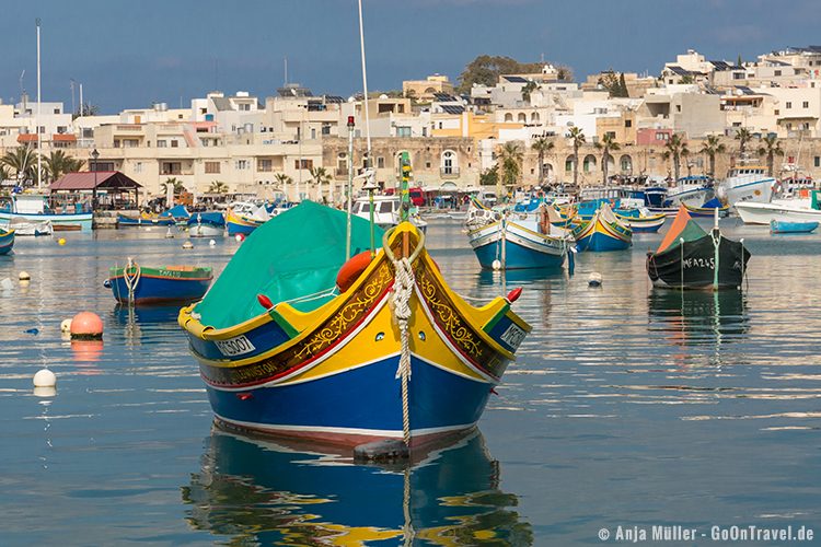Ein Luzzus mit Augen im Fischerdorf Marsaxlokk Ein Luzzus mit Augen im Fischerdorf Marsaxlokk