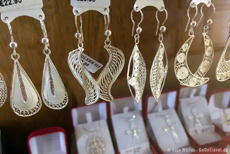 Den Filigranschmuck sollte man sich als Souvinier gönnen. Den Filigranschmuck sollte man sich als Souvinier gönnen.