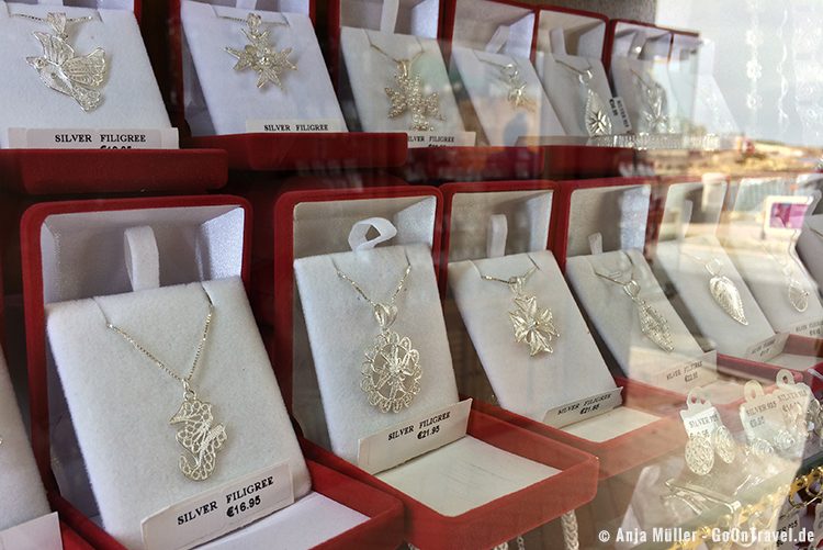 Den Filigranschmuck sollte man sich als Souvinier gönnen. Den Filigranschmuck sollte man sich als Souvinier gönnen.