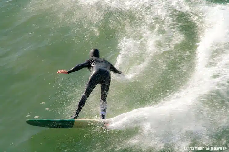 Ein Surfer früh am Morgen in Pismo Beach Ein Surfer früh am Morgen in Pismo Beach