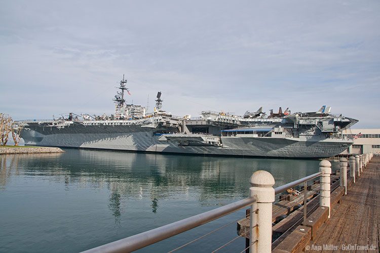 Flugzeugträger USS Midway im Hafen Flugzeugträger USS Midway im Hafen