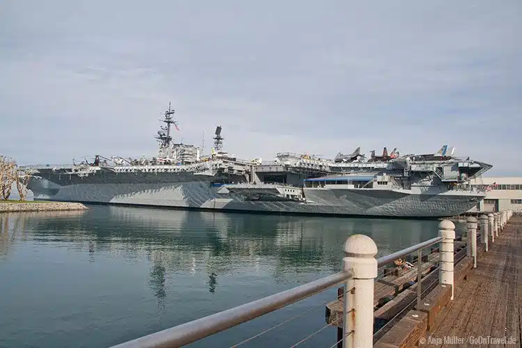 Flugzeugträger USS Midway im Hafen