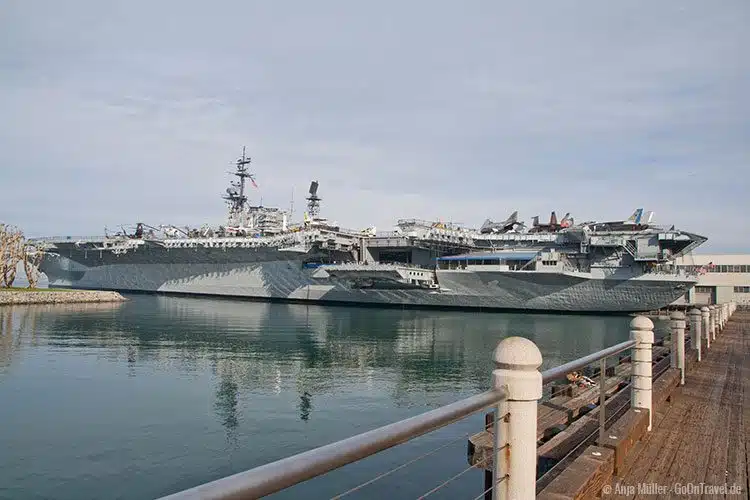 Flugzeugträger USS Midway im Hafen Flugzeugträger USS Midway im Hafen