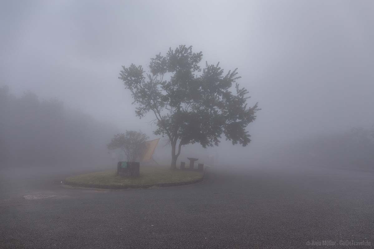 Nebel auf dem Parkplatz am Aussichtspunkt Gods Window Nebel auf dem Parkplatz am Aussichtspunkt Gods Window