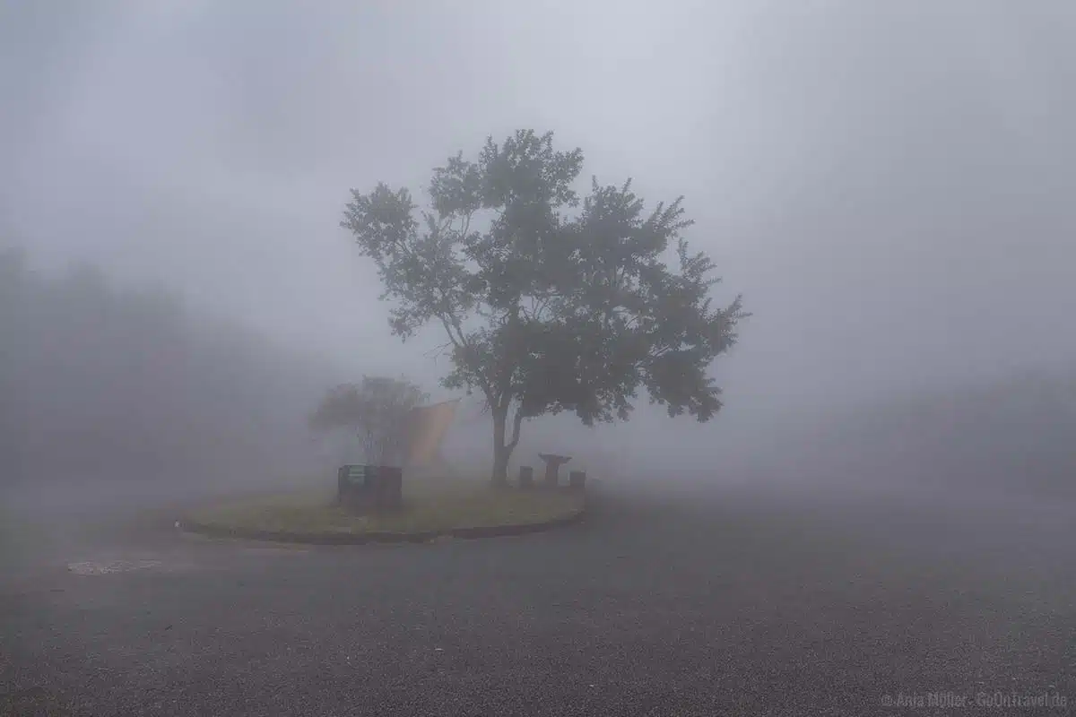 Nebel auf dem Parkplatz am Aussichtspunkt Gods Window