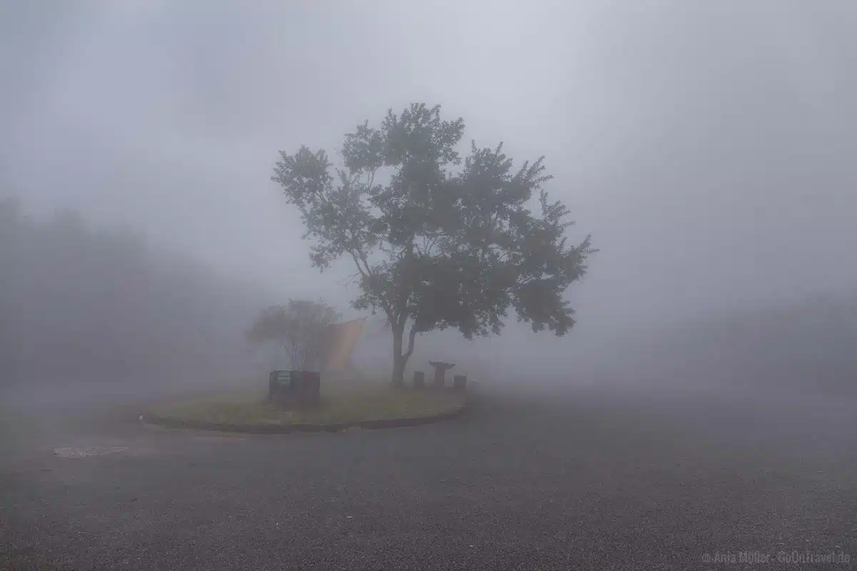 Nebel auf dem Parkplatz am Aussichtspunkt Gods Window Nebel auf dem Parkplatz am Aussichtspunkt Gods Window