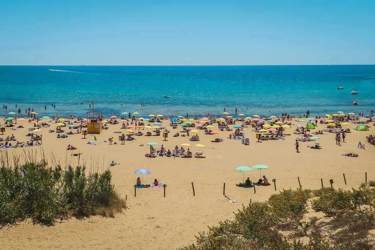 Klares Wasser, goldgelber Sand Klares Wasser, goldgelber Sand