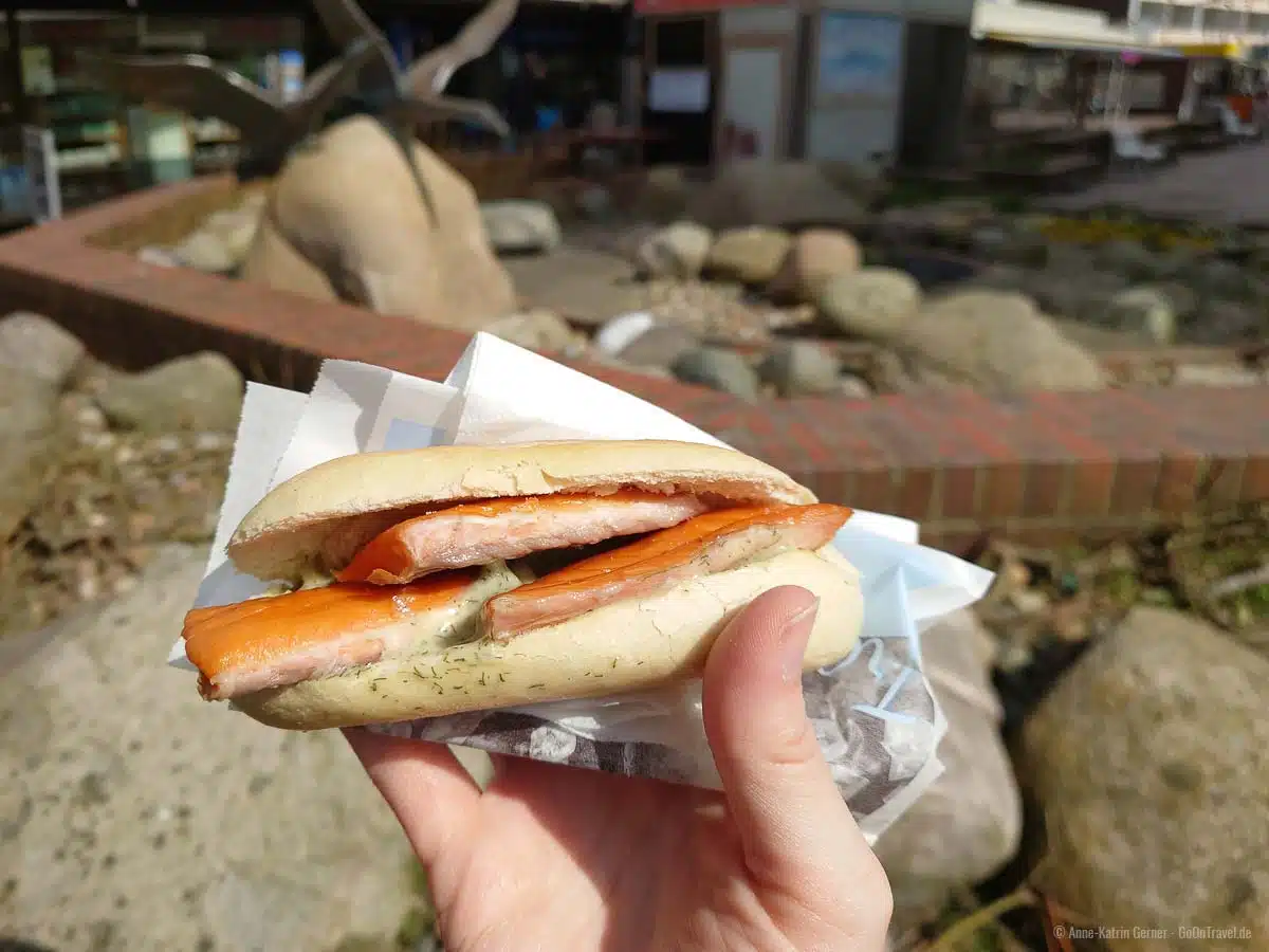 Lachsforellenbrötchen mit Dill-Senfsauce von der Salatkogge Lachsforellenbrötchen mit Dill-Senfsauce von der Salatkogge