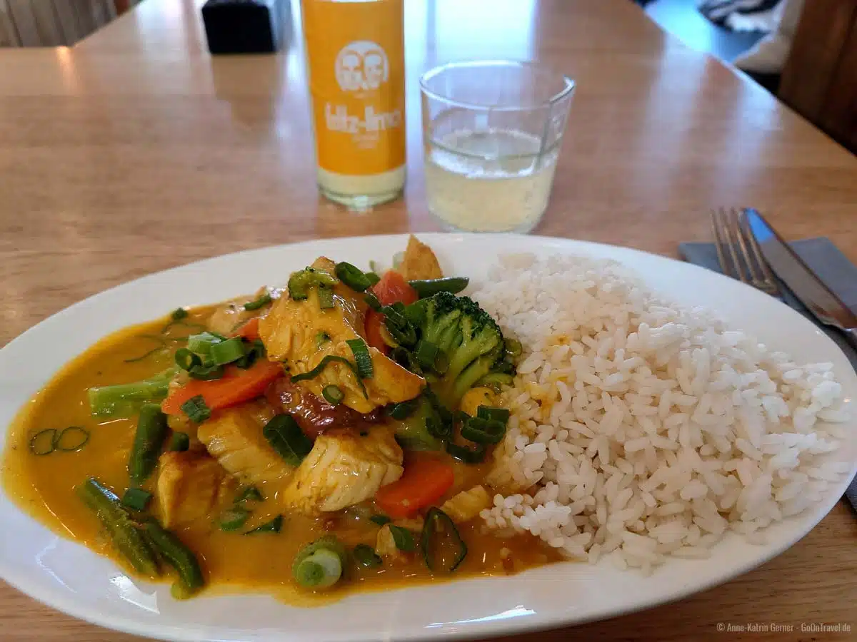 Tagesgericht Curry Kokoshuhn mit Reis in der Söl kitchen