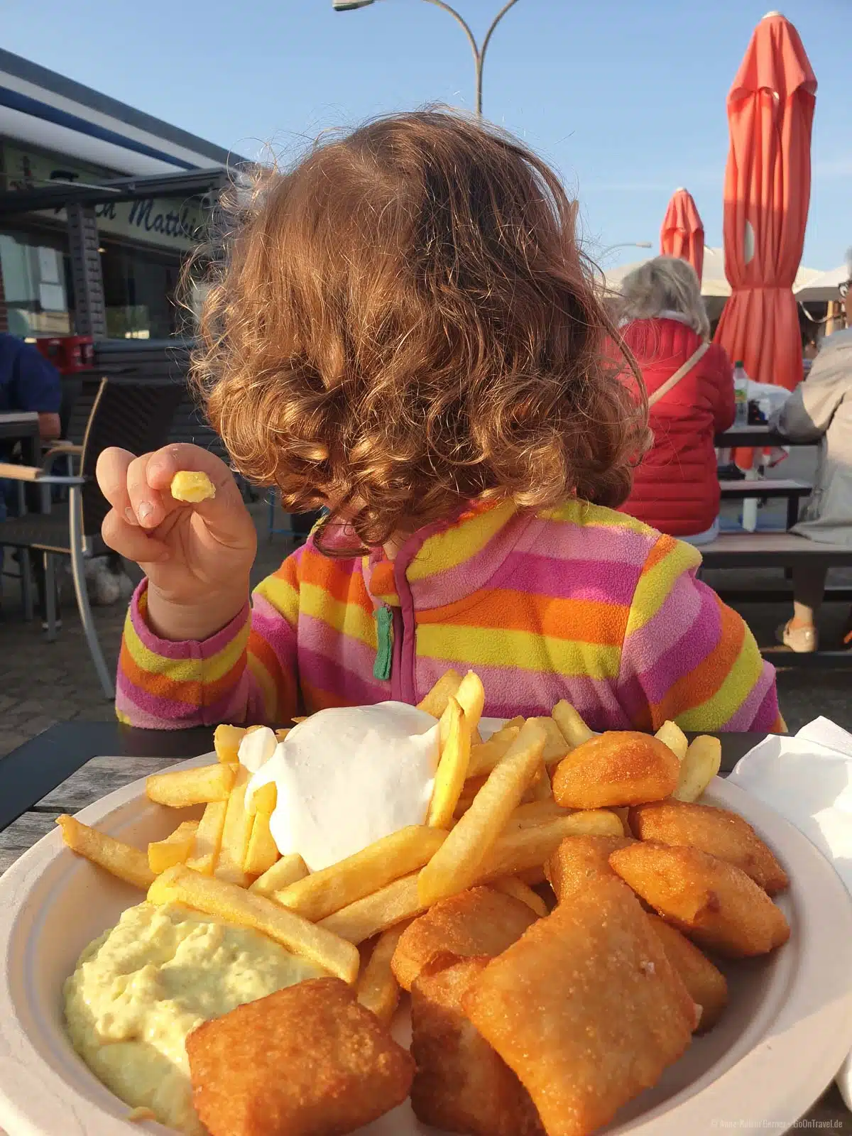 eine Portion Kibbeling mit Pommes und dänisches Remoulade am Kiosk in Hörnum