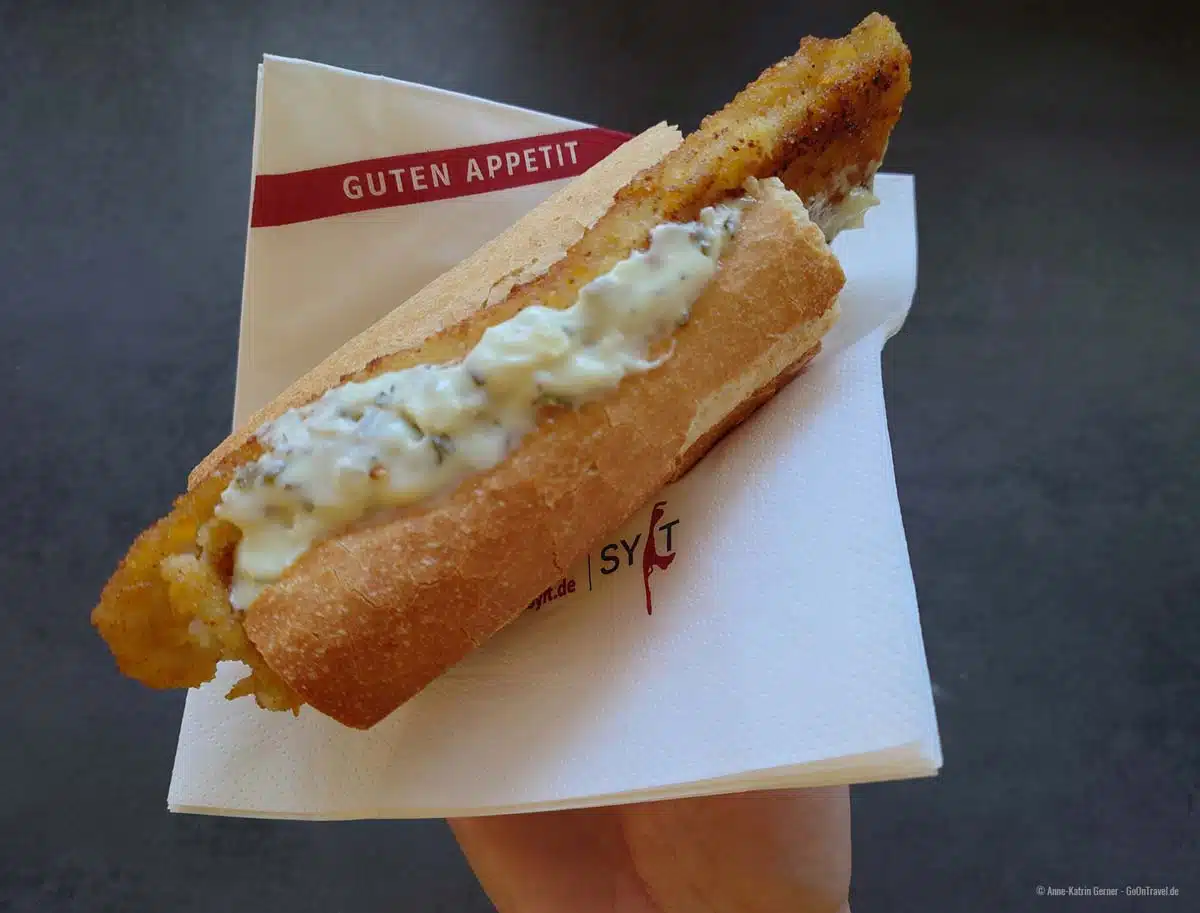 köstlich warmes Backfischbrötchen auf die Hand köstlich warmes Backfischbrötchen auf die Hand