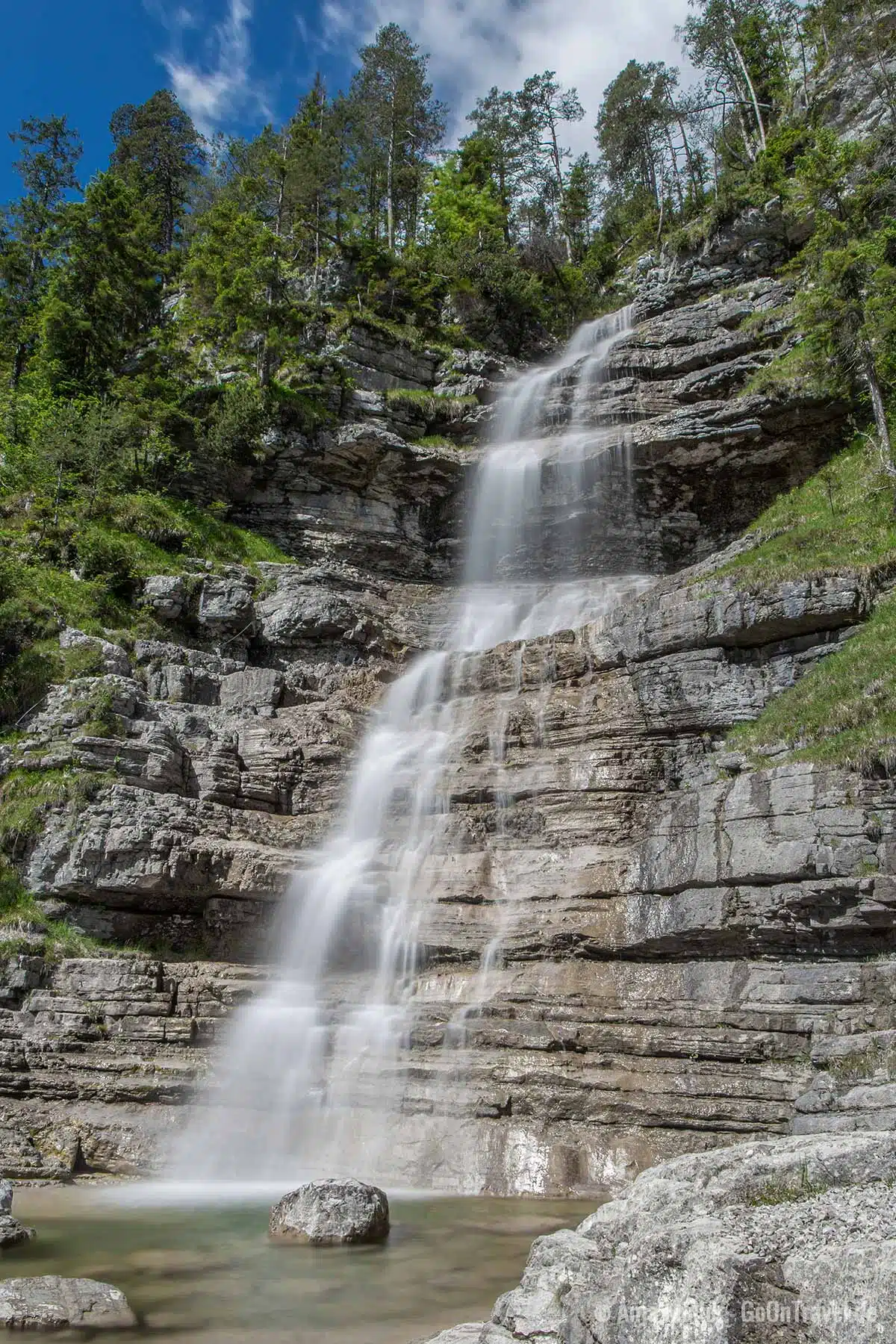 Schroffe Felsen umgeben von grüner Natur machen den Häselgehr Wasserfall aus