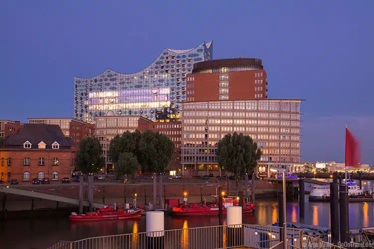 Die Elbphilharmonie in Hamburg zur blauen Stunden Die Elbphilharmonie in Hamburg zur blauen Stunden