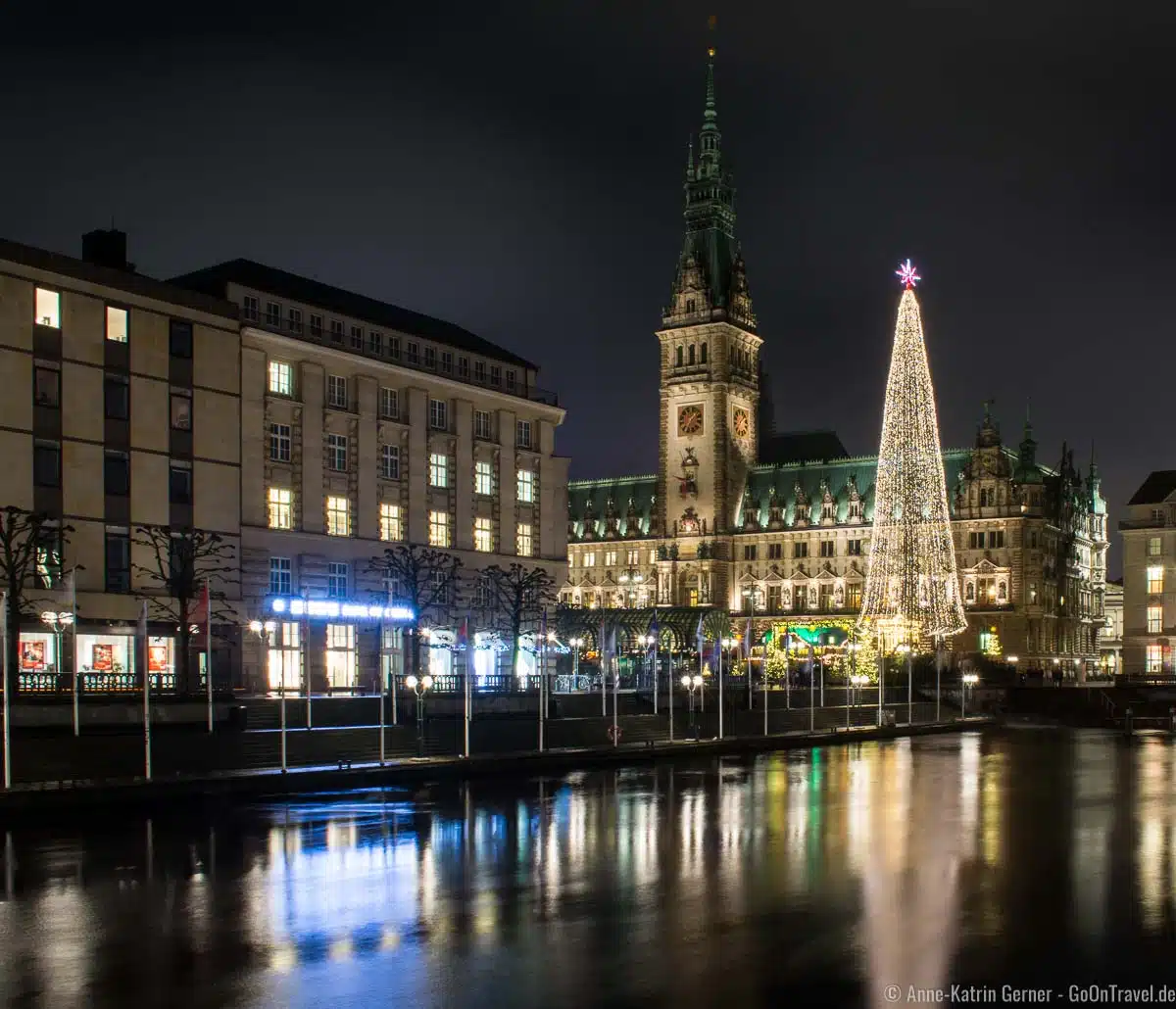 Weihnachtsmarkt auf dem Hamburger Rathausmarkt Weihnachtsmarkt auf dem Hamburger Rathausmarkt