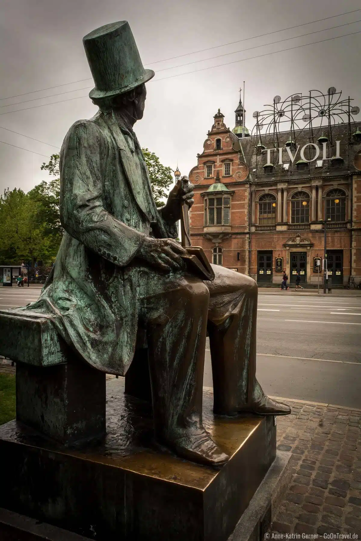 H.C. Andersen Denkmal am Rathaus mit Blick auf den Tivoli H.C. Andersen Denkmal am Rathaus mit Blick auf den Tivoli