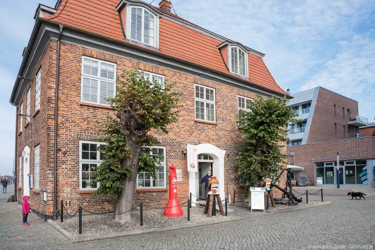 Das Baumhaus mit den zwei Schwedenköpfen vor dem Eingang Das Baumhaus mit den zwei Schwedenköpfen vor dem Eingang