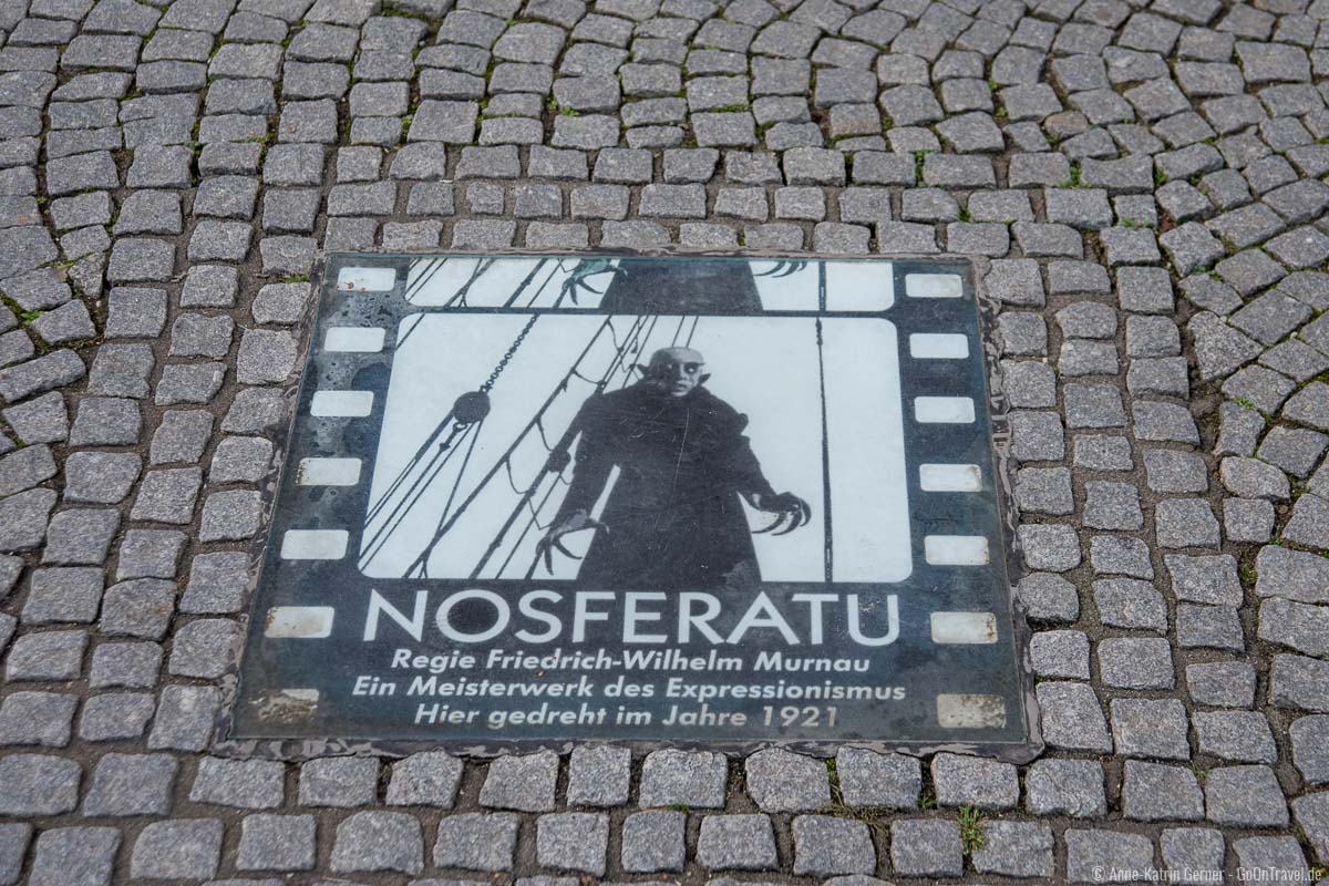 Gedenktafel zum Vampirfilm Nosferatu auf dem Marktplatz von Wismar