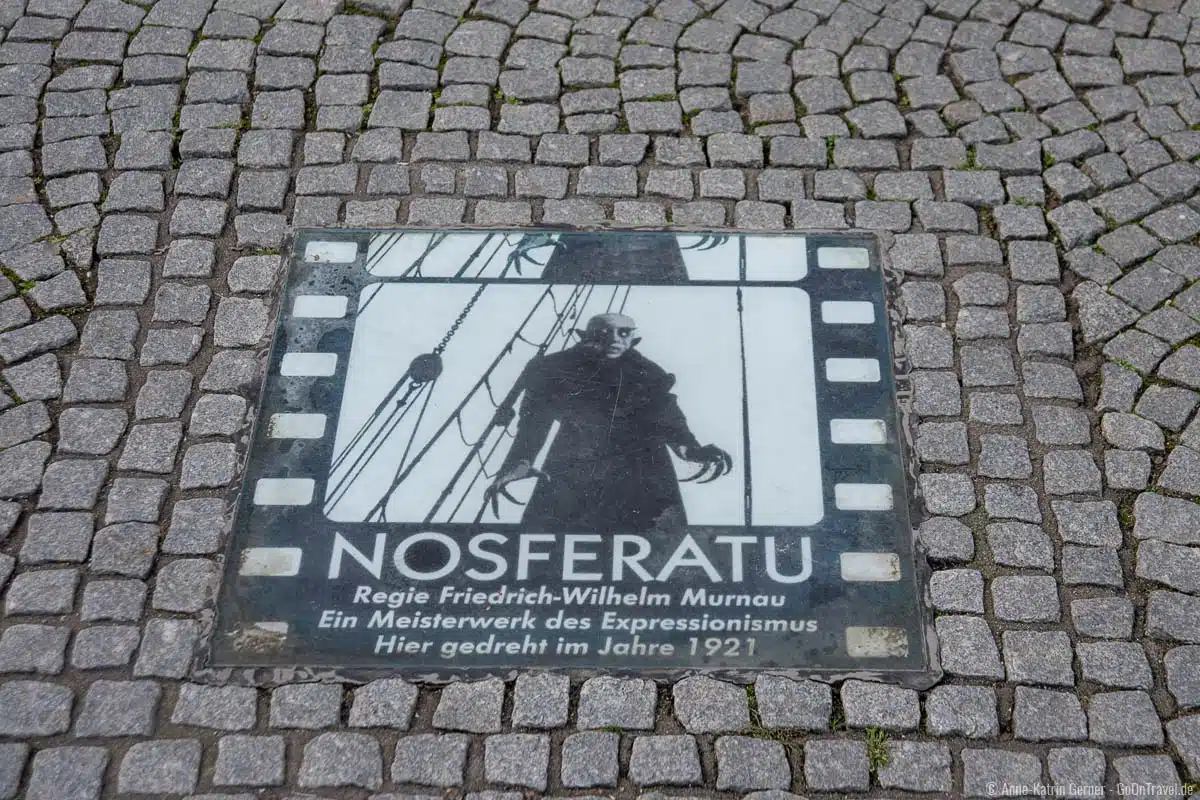 Gedenktafel zum Vampirfilm Nosferatu auf dem Marktplatz von Wismar Gedenktafel zum Vampirfilm Nosferatu auf dem Marktplatz von Wismar