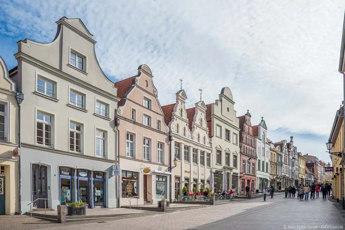 beliebte Fußgängerzone von Wismar in Richtung Marktplatz beliebte Fußgängerzone von Wismar in Richtung Marktplatz