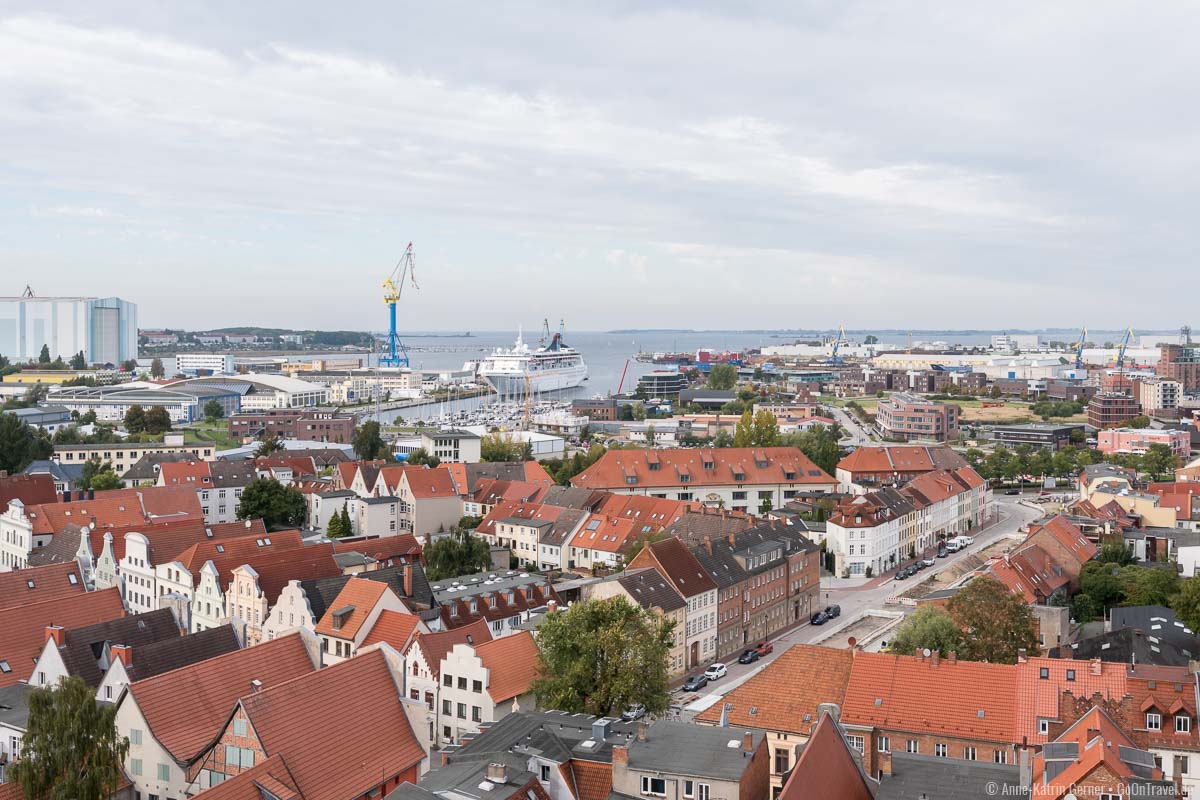 Blick auf die Lübsche Straße und den Hafen von Wismar