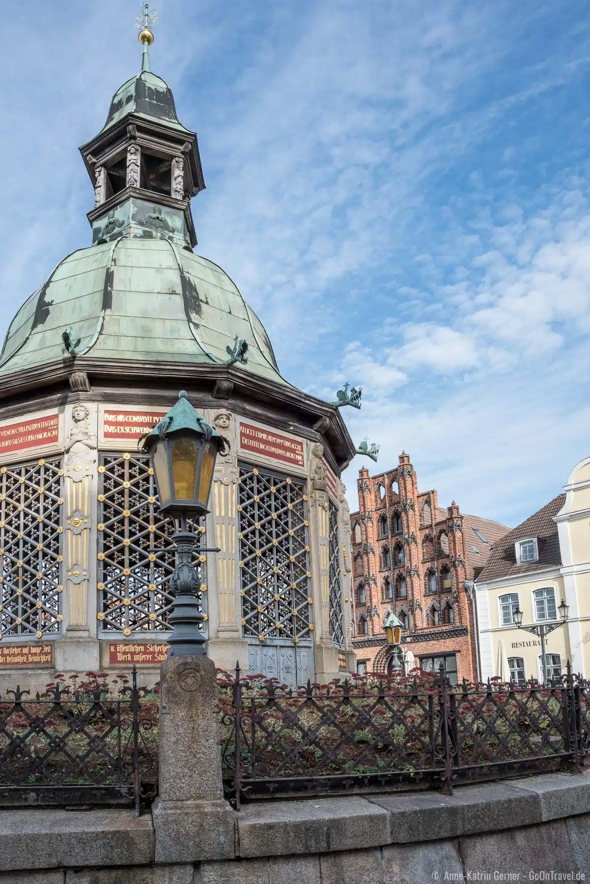 Wasserkunst und im Hintergrund der Alte Schwede am Marktplatz von Wismar Wasserkunst und im Hintergrund der Alte Schwede am Marktplatz von Wismar