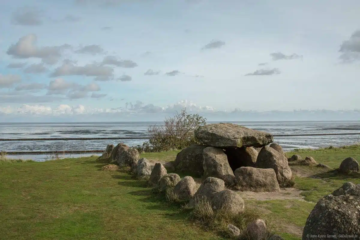 Steinzeitliches Hünenbett am Watt von Keitum Steinzeitliches Hünenbett am Watt von Keitum
