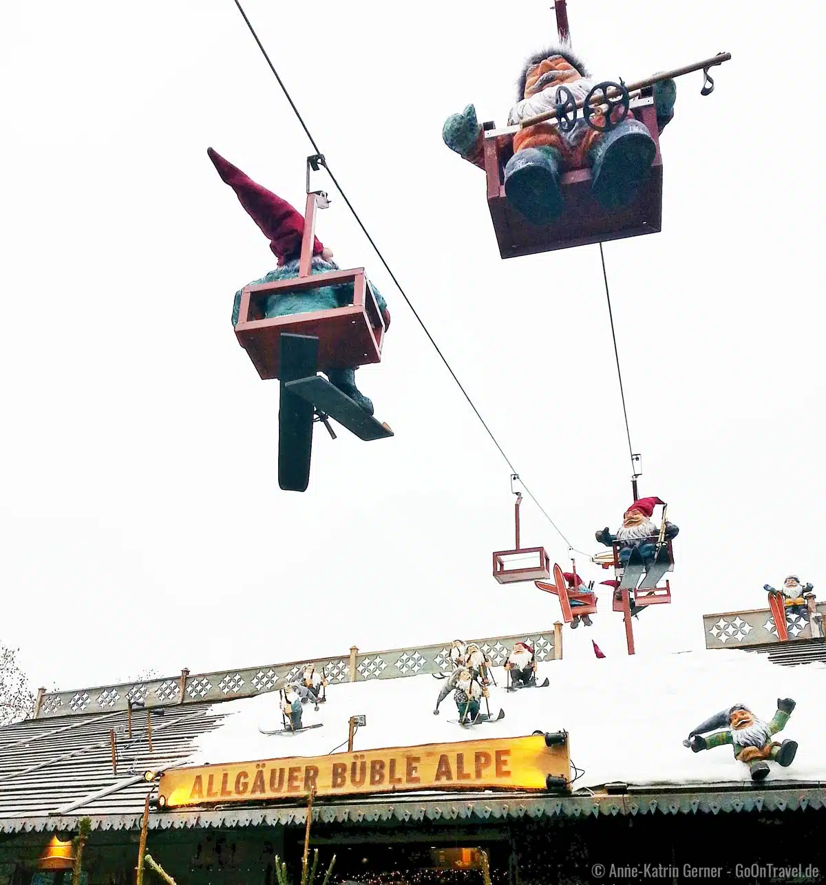 Heinzelmännchen über dem Weihnachtsmarkt in Köln Heinzelmännchen über dem Weihnachtsmarkt in Köln