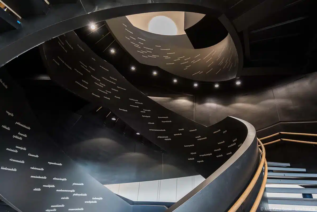 Markante Wendeltreppe in der Oodi Bibliothek Markante Wendeltreppe in der Oodi Bibliothek