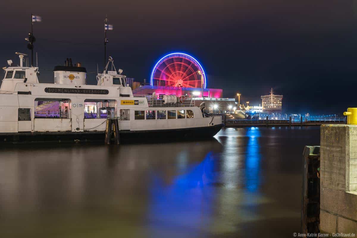 Besonders schön: das Riesenrad im Hafen von Helsinki bei Nacht