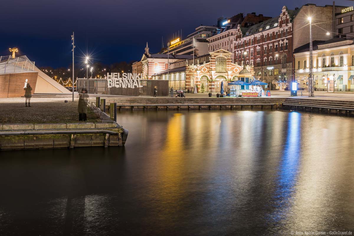 Die historische Markthalle am Hafen von Helsinki am Abend