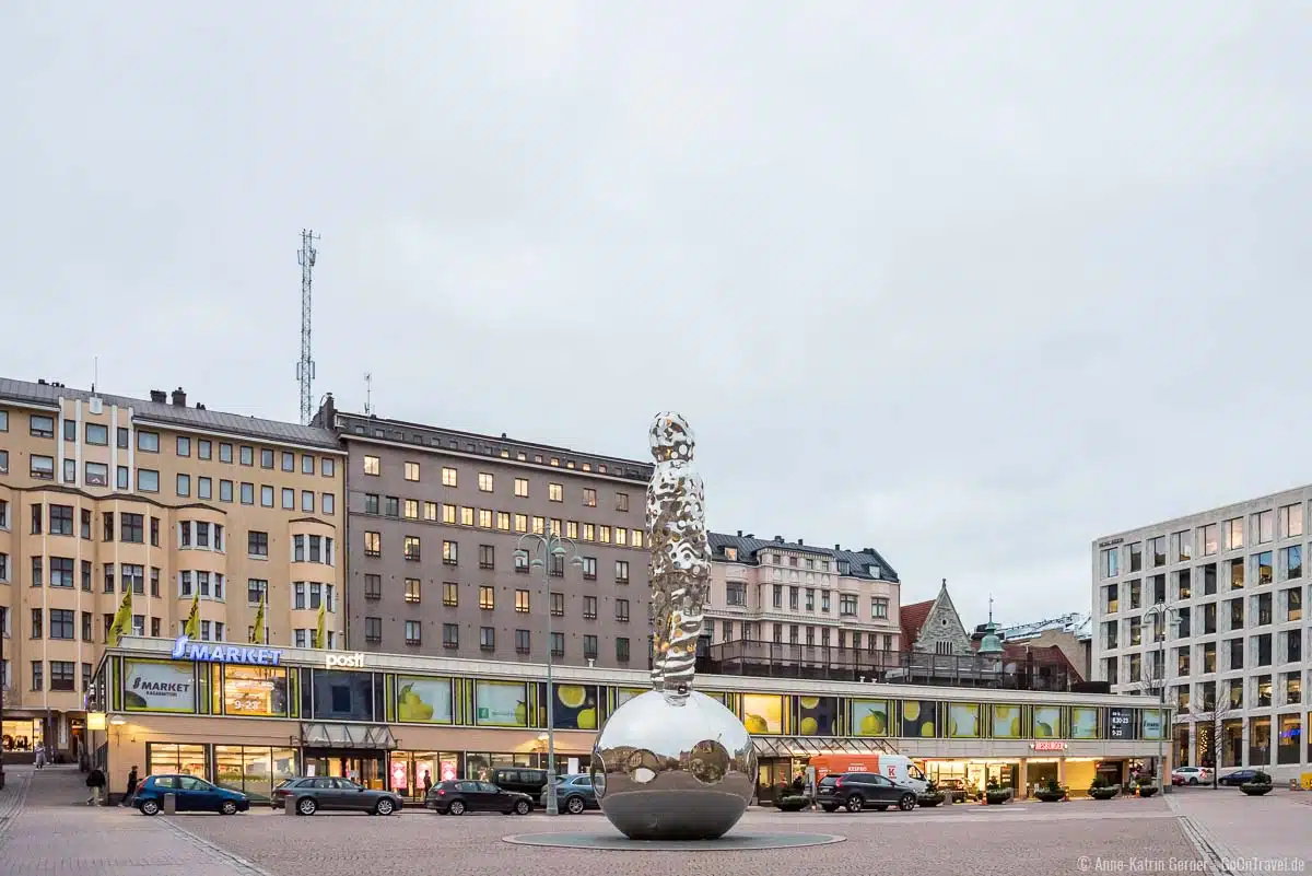Die Skulptur zum Winterkrieg steht seit Ende November 2017 auf dem Kasarmitori Platz