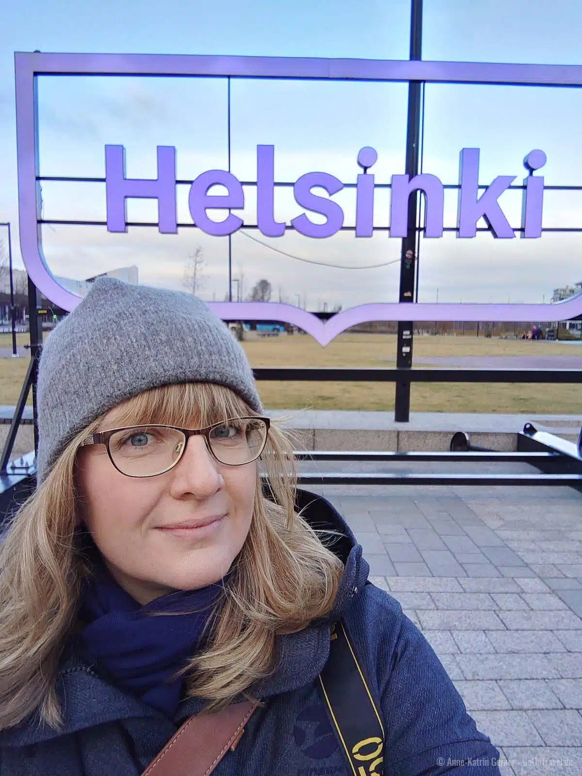 Kansalaistori Platz mit Helsinki Logo für das perfekte Erinnerungsfoto