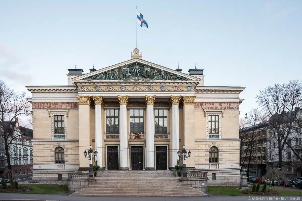 Das Ständehaus befindet sich neben dem Dom Das Ständehaus befindet sich neben dem Dom