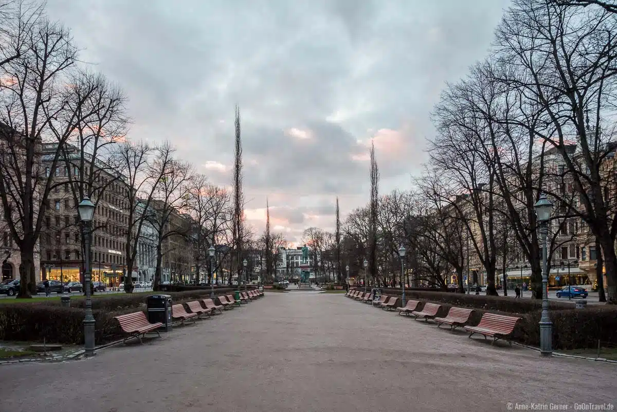 Der Esplanadi-Park ist im Sommer ein beliebter Treffpunkt der Einheimischen und Touristen Der Esplanadi-Park ist im Sommer ein beliebter Treffpunkt der Einheimischen und Touristen