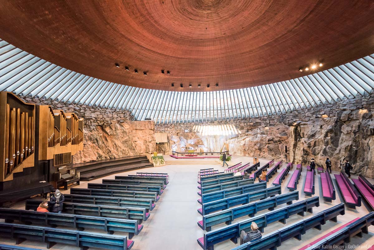 Eine der Top Helsinki Sehenswürdigkeiten - die Felsenkirche mit dem runden Kupferdach