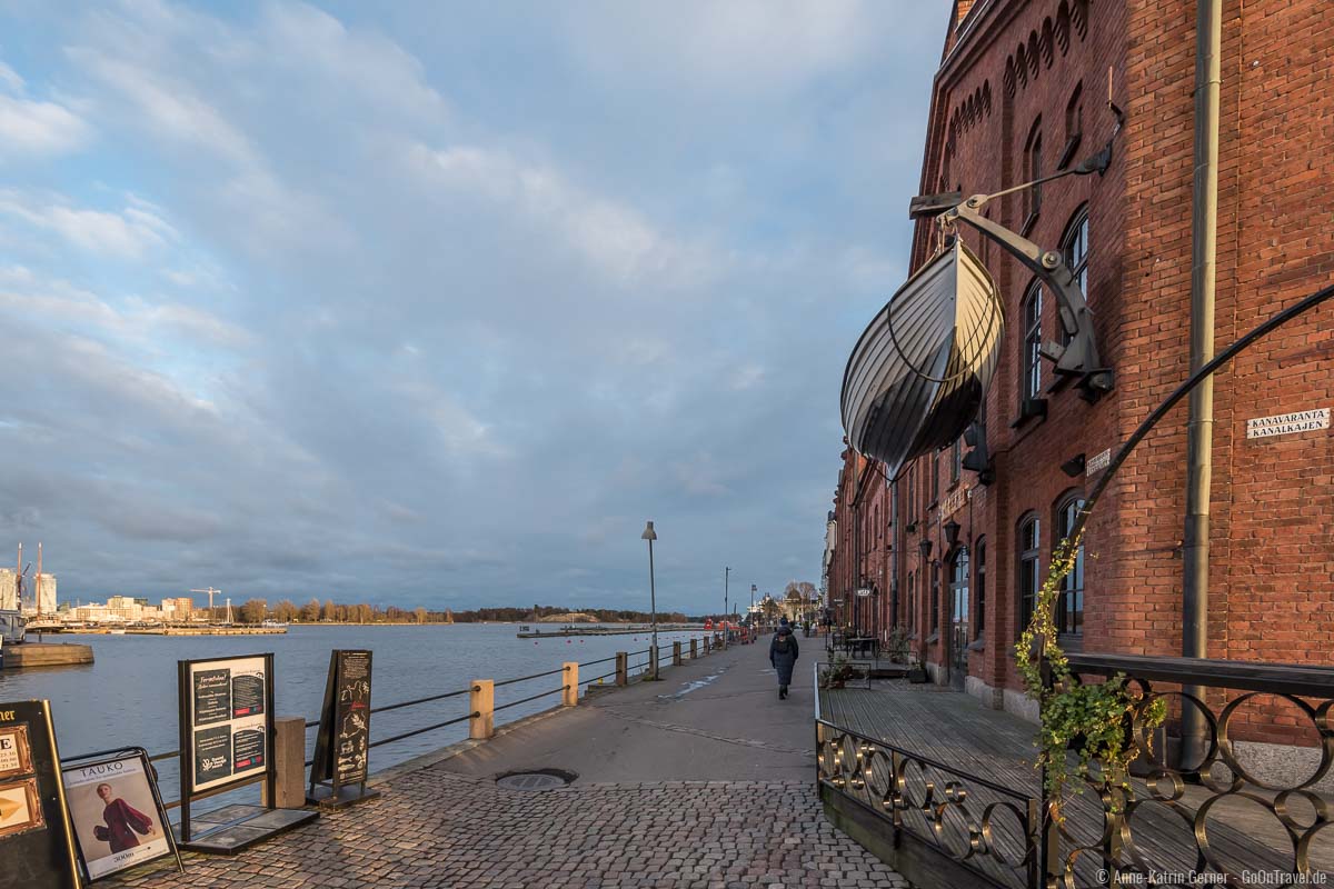 Promenade mit kleinen Cafés und Restaurants auf Katajanokka