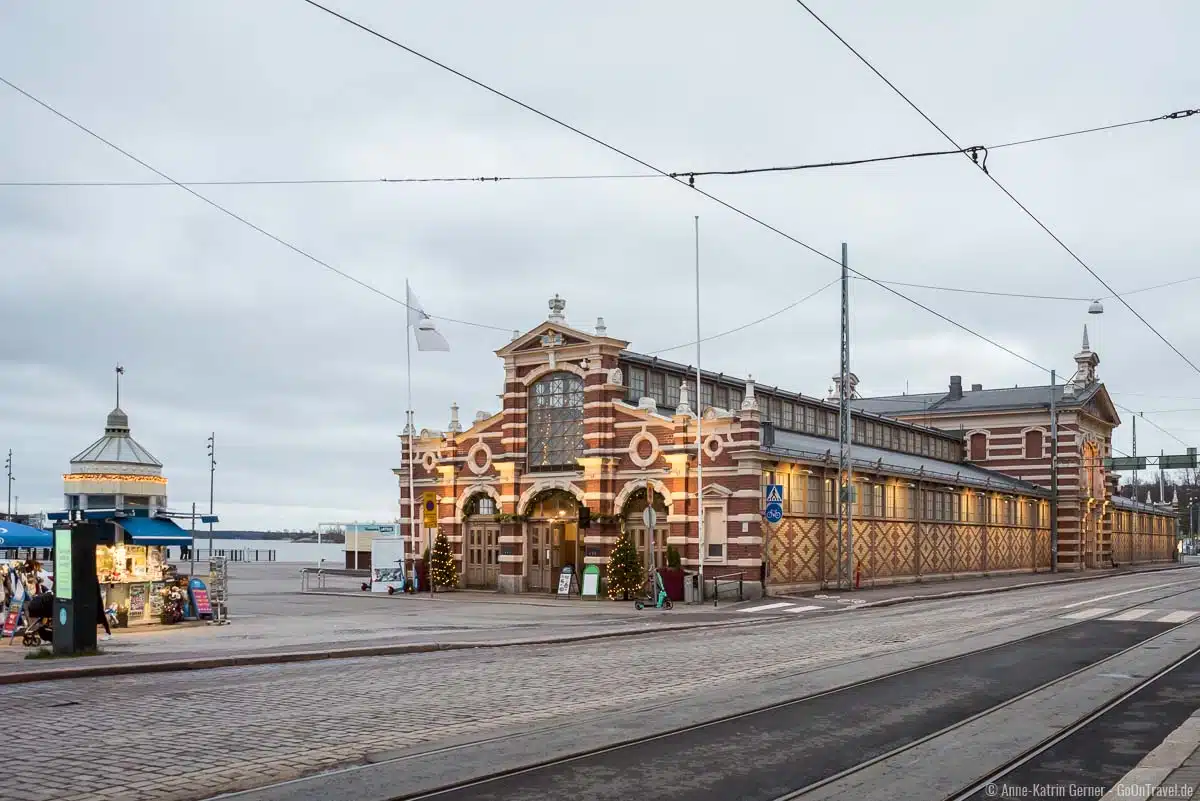 In der historischen Markthalle am Hafen gibt es viele Möglichkeiten Mittagessen zu gehen In der historischen Markthalle am Hafen gibt es viele Möglichkeiten Mittagessen zu gehen