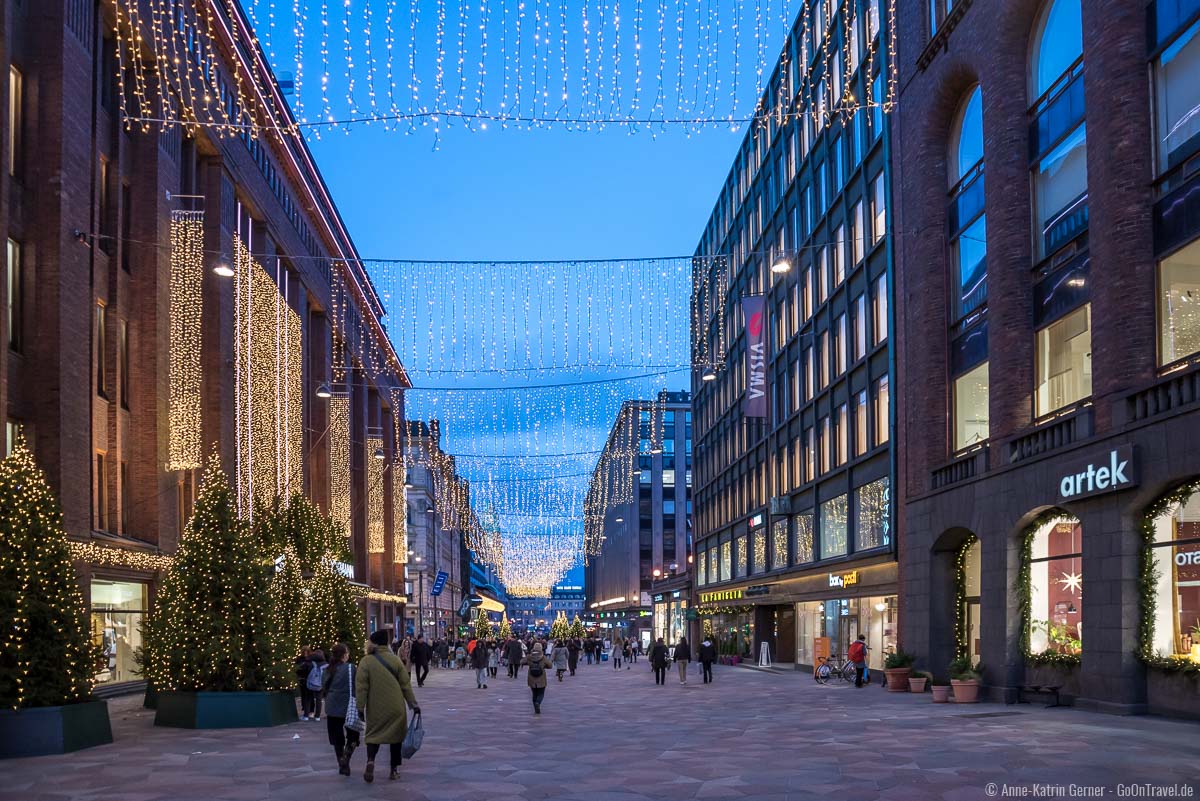 weihnachtlich geschmückte Fußgängerzone im Herzen von Helsinki