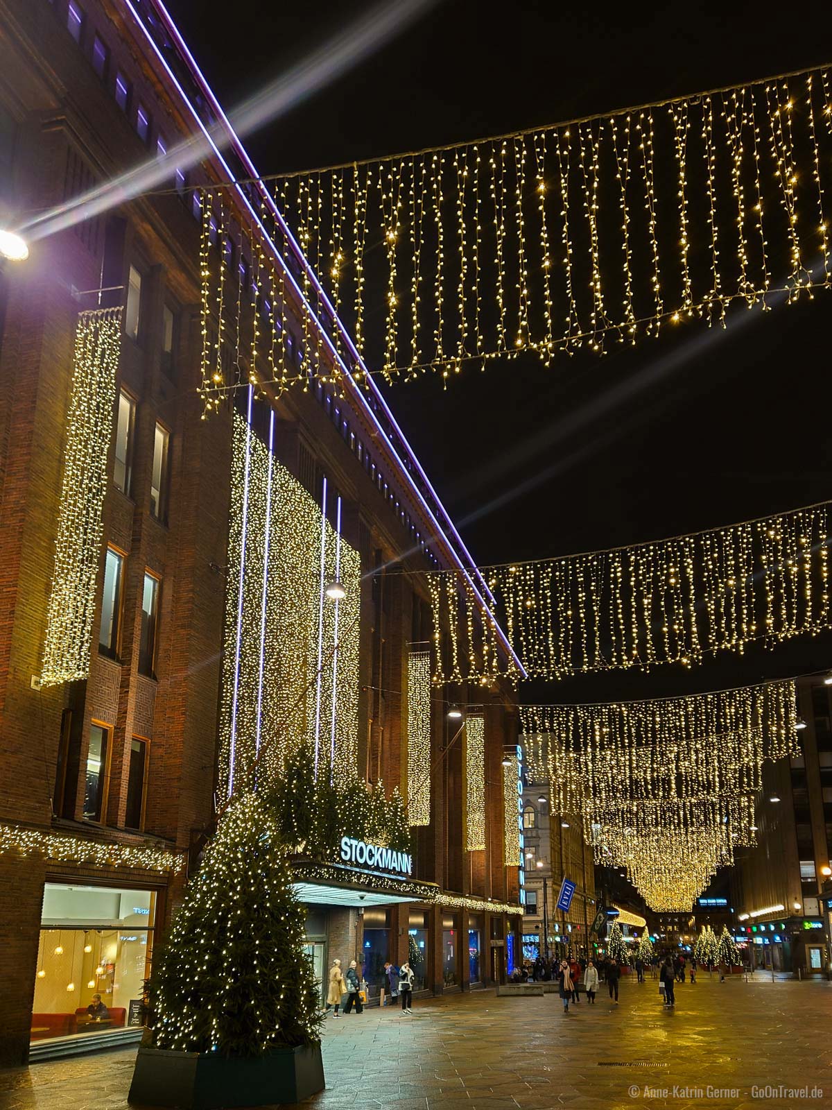 Stockmann ist das drittgrößte Warenhaus in ganz Europa und ist zur Weihnachtszeit besonders schön dekoriert Stockmann ist das drittgrößte Warenhaus in ganz Europa und ist zur Weihnachtszeit besonders schön dekoriert