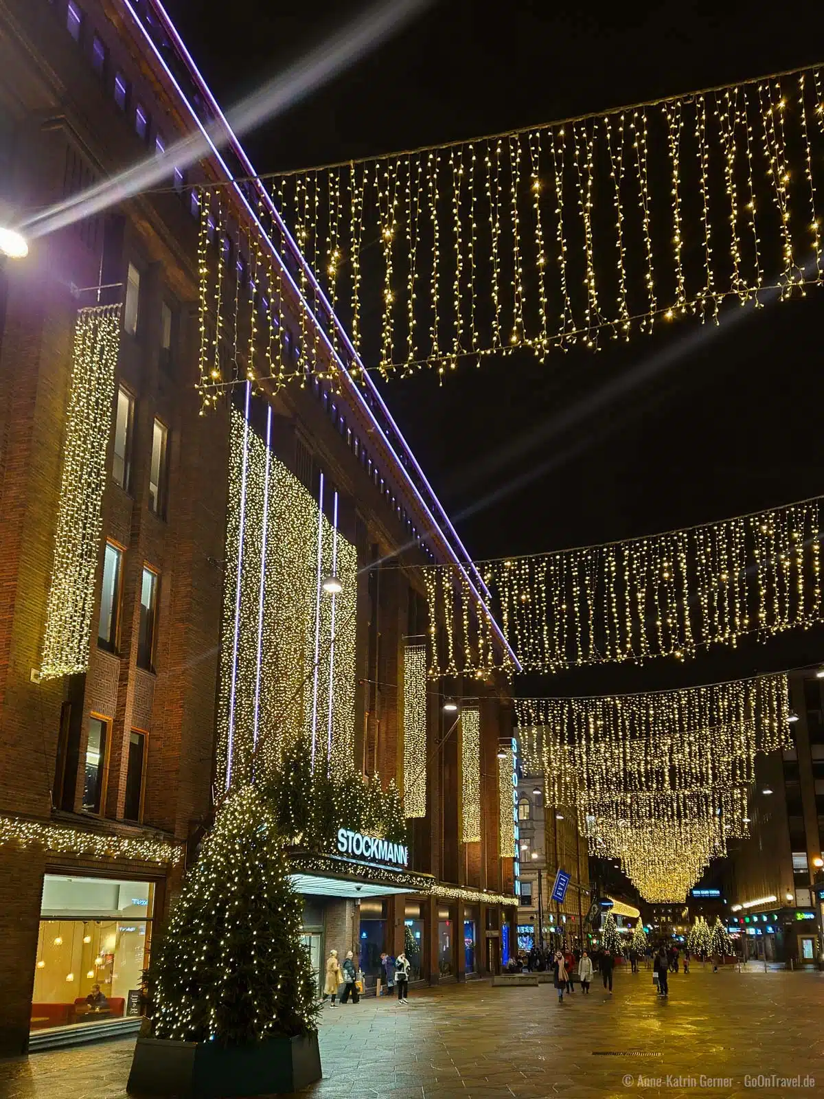 Stockmann ist das drittgrößte Warenhaus in ganz Europa und ist zur Weihnachtszeit besonders schön dekoriert Stockmann ist das drittgrößte Warenhaus in ganz Europa und ist zur Weihnachtszeit besonders schön dekoriert