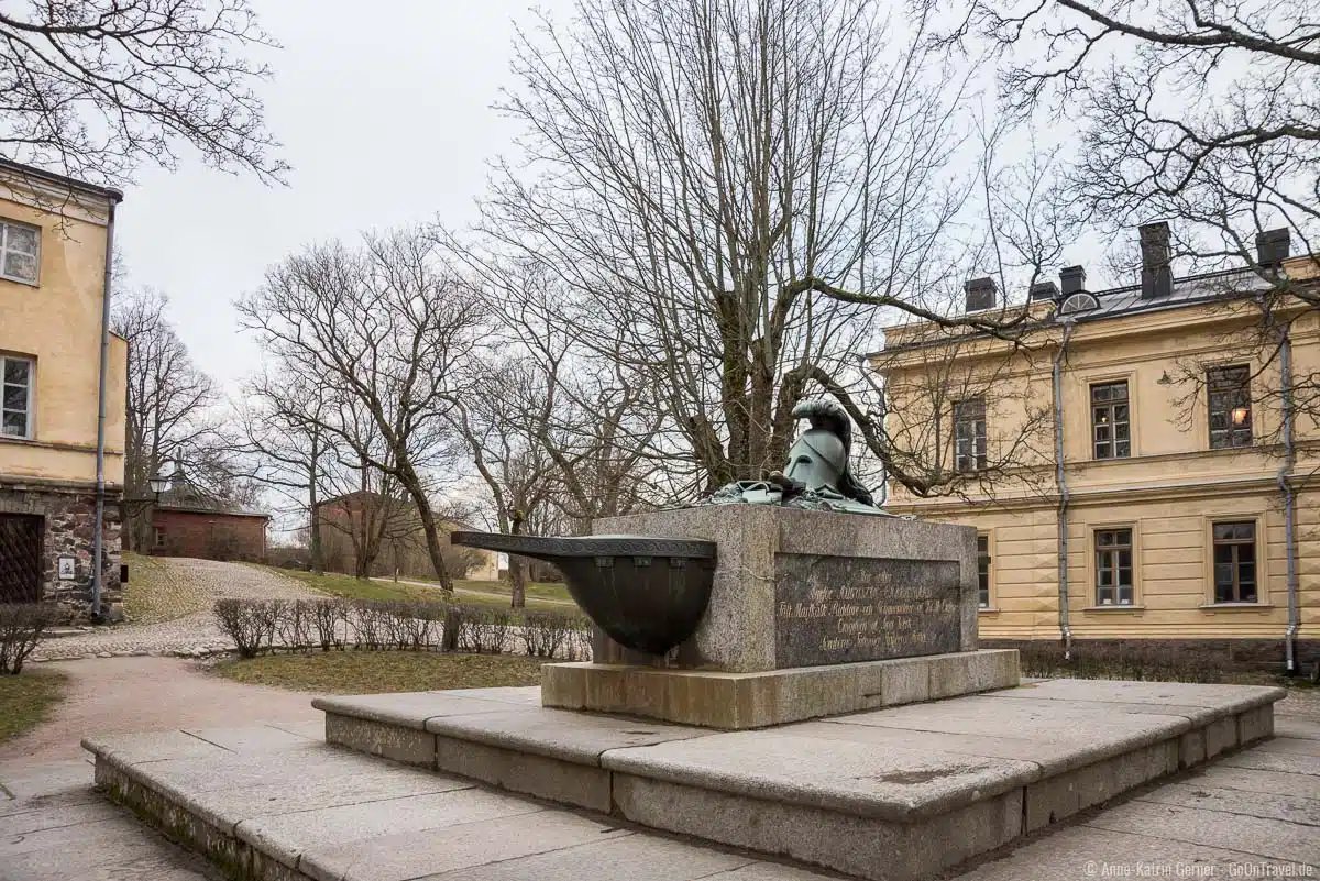 Ehrenvärd Grabmal auf dem großen Hof der Festung Ehrenvärd Grabmal auf dem großen Hof der Festung