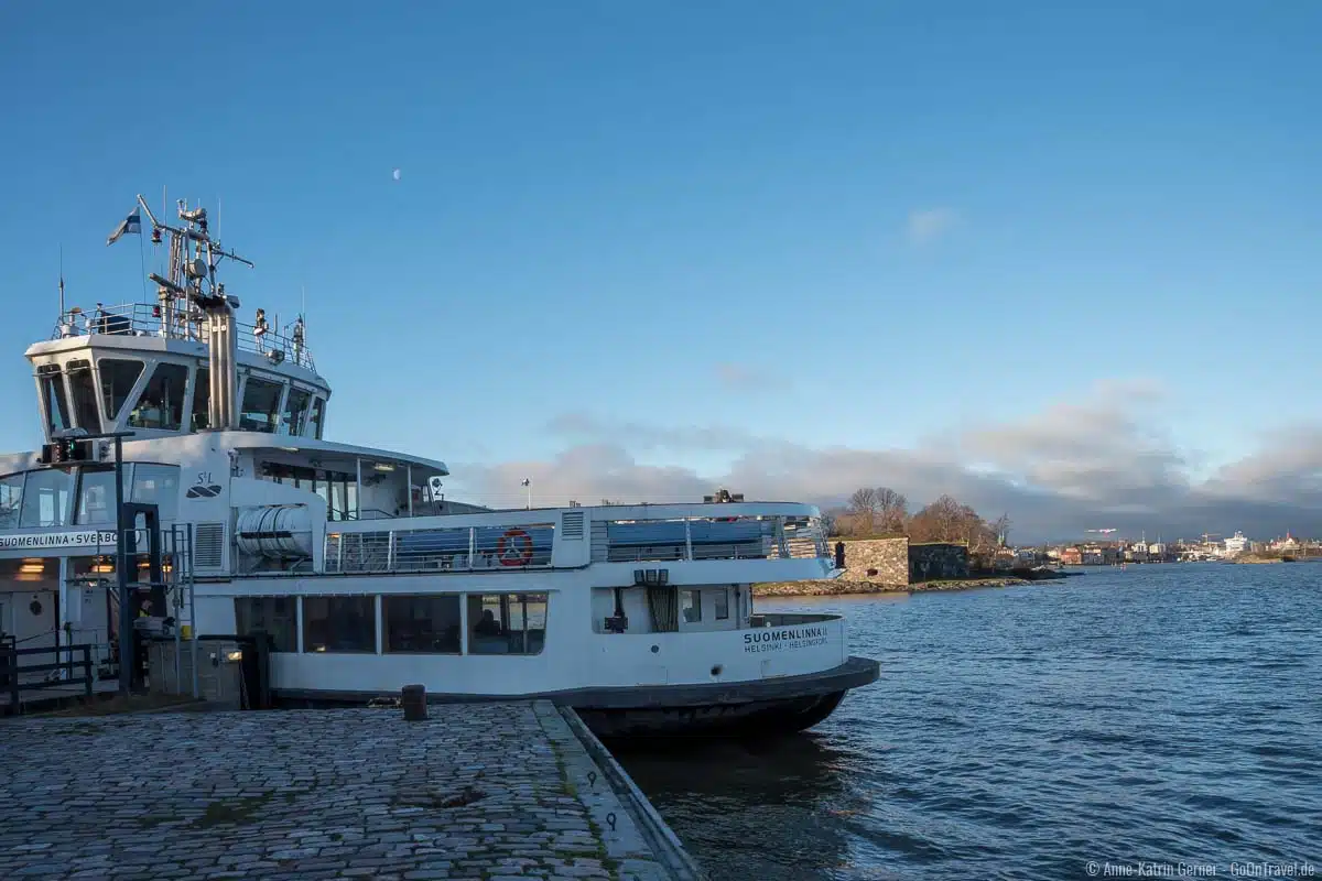 Fähre am Anleger auf Suomenlinna Fähre am Anleger auf Suomenlinna