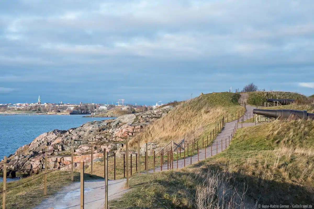 Der Wanderweg auf der Seefestung ist gesäumt von historischen Kanonen Der Wanderweg auf der Seefestung ist gesäumt von historischen Kanonen