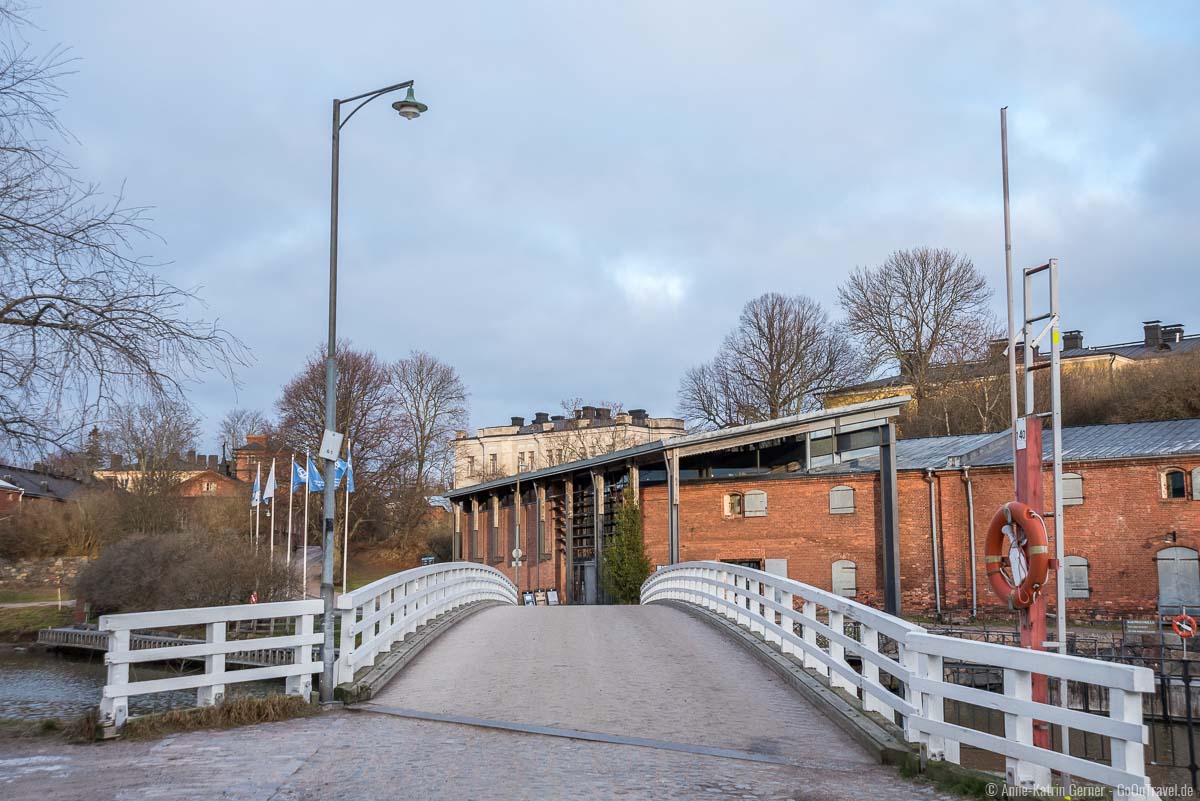 Brücke zum Suomenlinna Museum auf der Nachbarinsel Iso Mustasaari