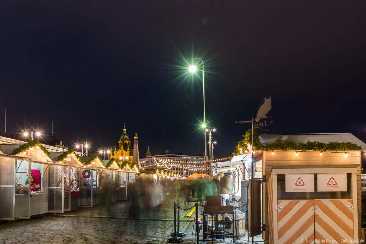 Helsinki Weihnachtsmarkt am Hafen mit Blick auf die Uspenski-Kathedrale
